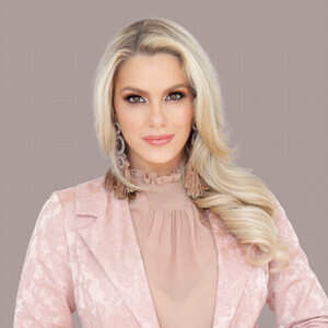 Sarah Summers headshot